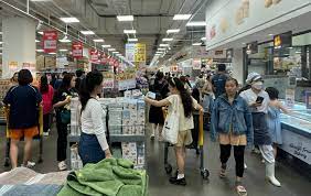 Khách hàng mua sắm tại siêu thị giảm so dịp nghỉ lễ 30/4 - 1/5 năm 2023
